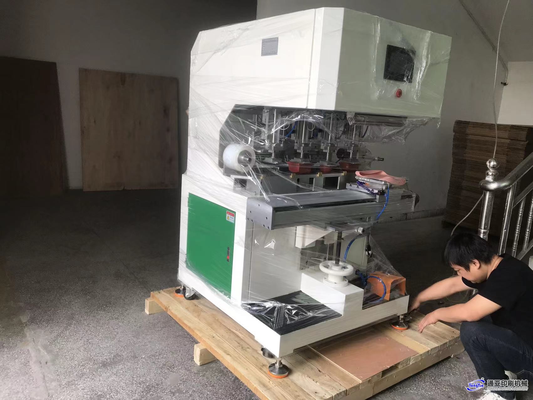 TY-150SD4SC伺服獨(dú)立膠頭四色穿梭移印機(jī)